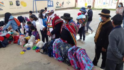 Entrega de material escolar en San Juan Pampa