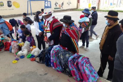 Entrega de material escolar en San Juan Pampa