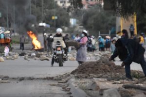 Bloqueo y violencia por grupo que rechaza vacuna en Cochabamba