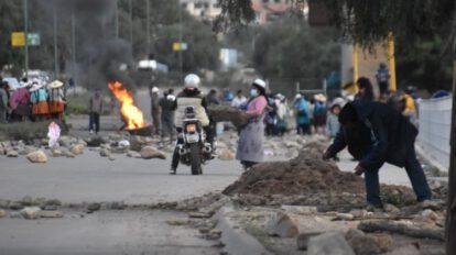 Bloqueo y violencia por grupo que rechaza vacuna en Cochabamba