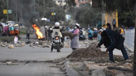 Bloqueo y violencia por grupo que rechaza vacuna en Cochabamba