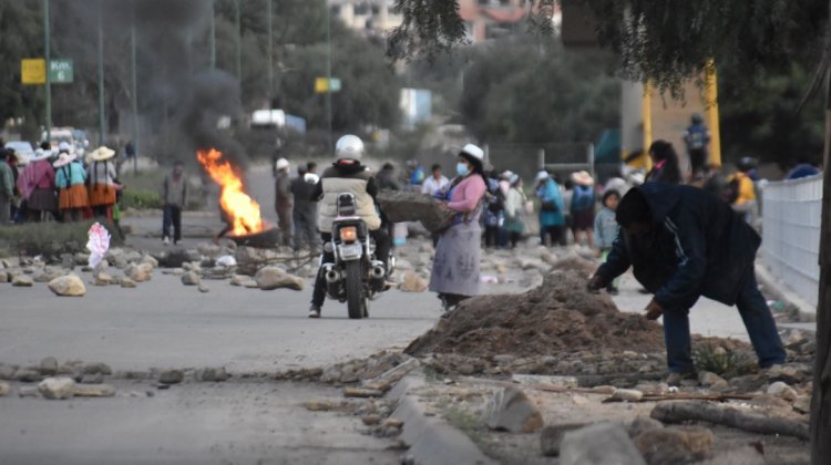 Bloqueo y violencia por grupo que rechaza vacuna en Cochabamba
