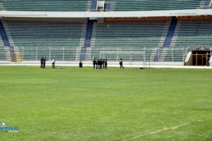 El gramado del estadio Hernando Siles en mantenimiento