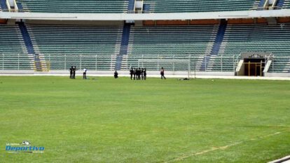 El gramado del estadio Hernando Siles en mantenimiento