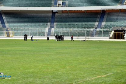 El gramado del estadio Hernando Siles en mantenimiento