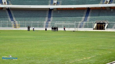El gramado del estadio Hernando Siles en mantenimiento