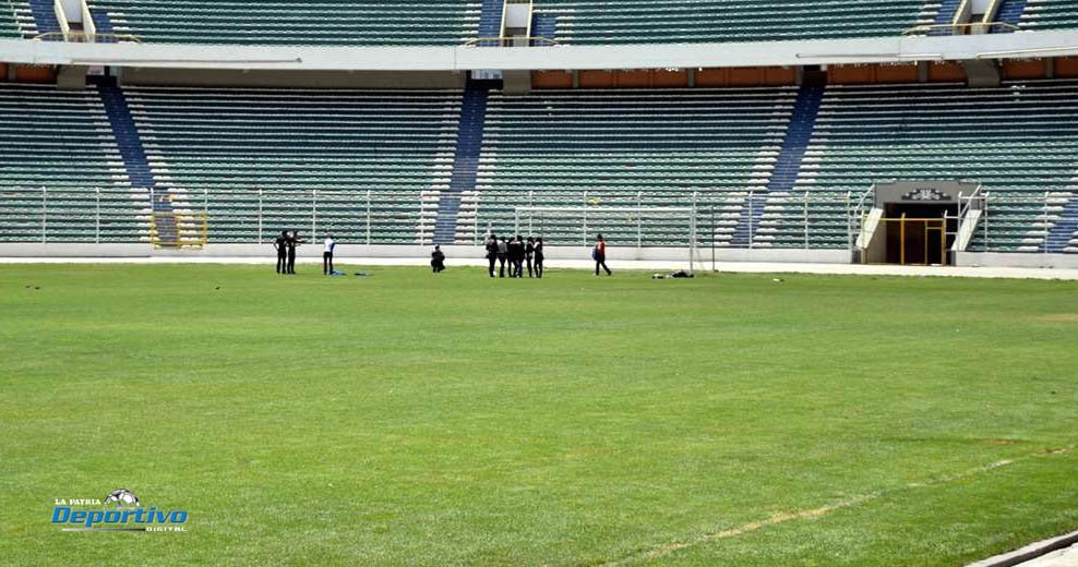 El gramado del estadio Hernando Siles en mantenimiento