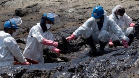 Derrame de petróleo en Perú causado por la erupción del volcán en Tonga