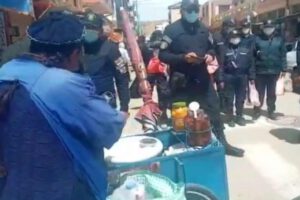 Controles del barbijo en el mercado Bolívar