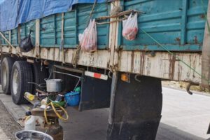 Transportistas bolivianos enfrentan crisis de alimentos y servicios básicos