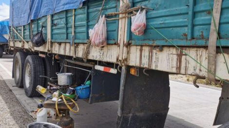 Transportistas bolivianos enfrentan crisis de alimentos y servicios básicos