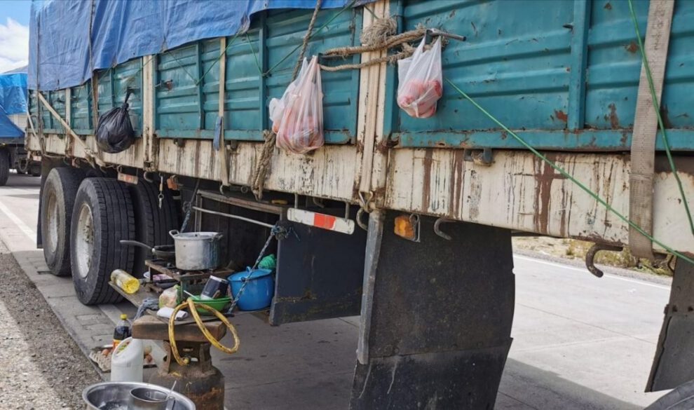 Transportistas bolivianos enfrentan crisis de alimentos y servicios básicos