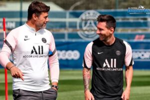 Mauricio Pochettino dirigiendo al PSG en la Ligue 1