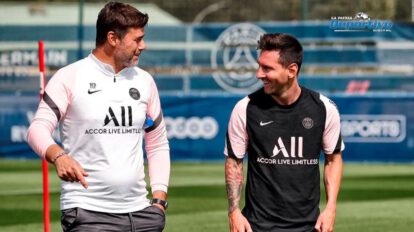 Mauricio Pochettino dirigiendo al PSG en la Ligue 1