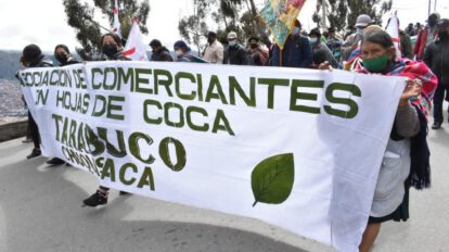 Comerciantes de coca marchan hacia La Paz