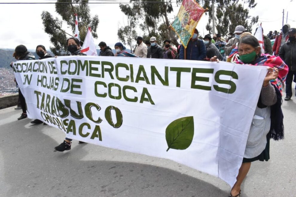 Comerciantes de coca marchan hacia La Paz