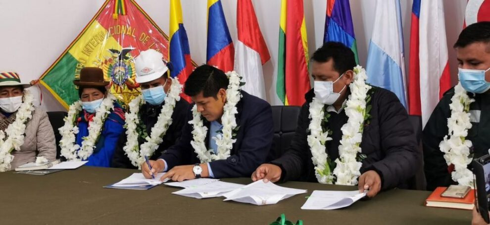 Firma del convenio para facilitar el transporte de combustible para tractoristas de quinua