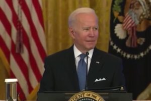 Biden insulta a periodista de Fox News tras cuestionamiento sobre inflación
