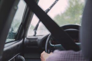 Hombre pierde la vida al interior de su carro