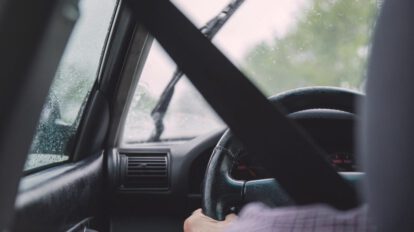 Hombre pierde la vida al interior de su carro
