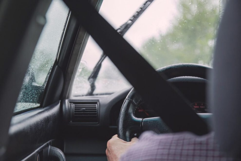 Hombre pierde la vida al interior de su carro