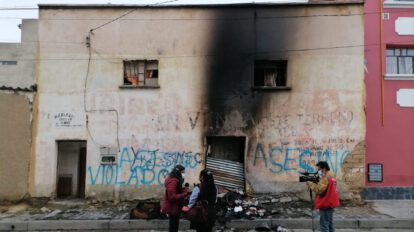 Así quedó la casa del acusado psicópata sexual luego de que vecinos le prendieron fuego