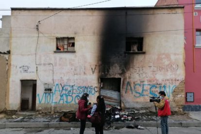 Así quedó la casa del acusado psicópata sexual luego de que vecinos le prendieron fuego