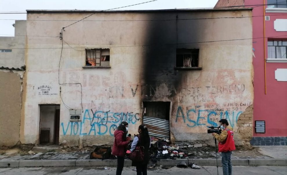 Así quedó la casa del acusado psicópata sexual luego de que vecinos le prendieron fuego
