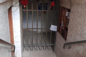 Joven hallada muerta en baño público