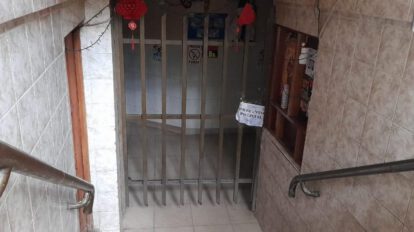 Joven hallada muerta en baño público