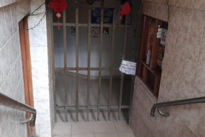 Joven hallada muerta en baño público
