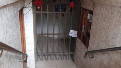 Joven hallada muerta en baño público