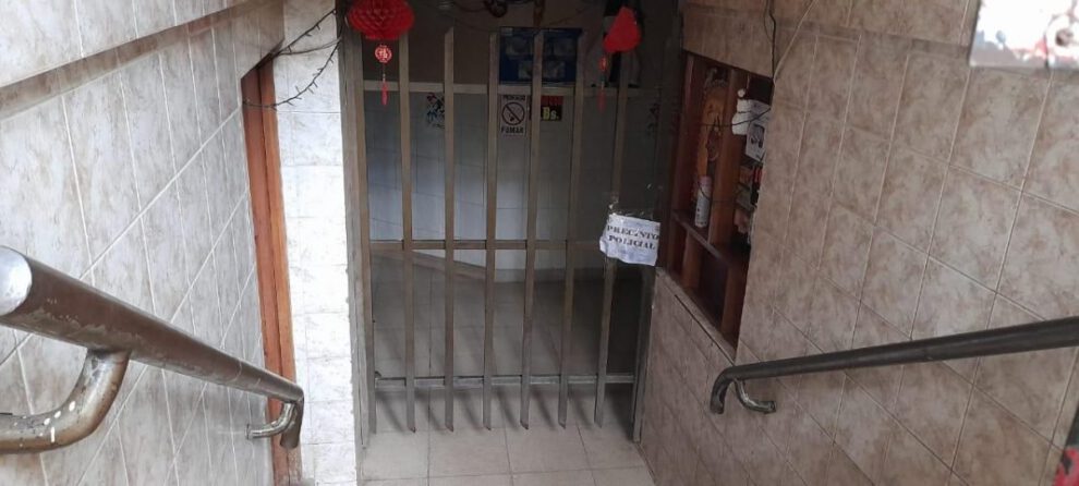 Joven hallada muerta en baño público