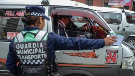 Denuncia contra conductor por agresión a guardia municipal en La Paz