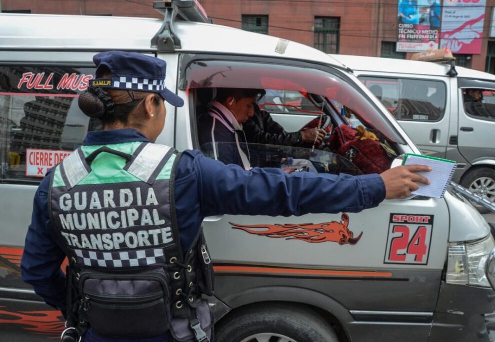 Denuncia contra conductor por agresión a guardia municipal en La Paz