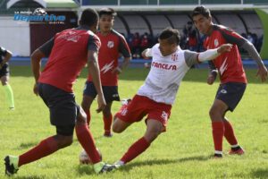 La acción del cotejo amistoso disputado en el estadio Víctor Agustín Ugarte entre Nacional Potosí e Independiente