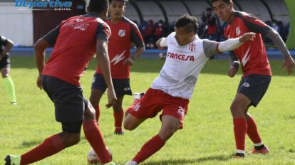 La acción del cotejo amistoso disputado en el estadio Víctor Agustín Ugarte entre Nacional Potosí e Independiente