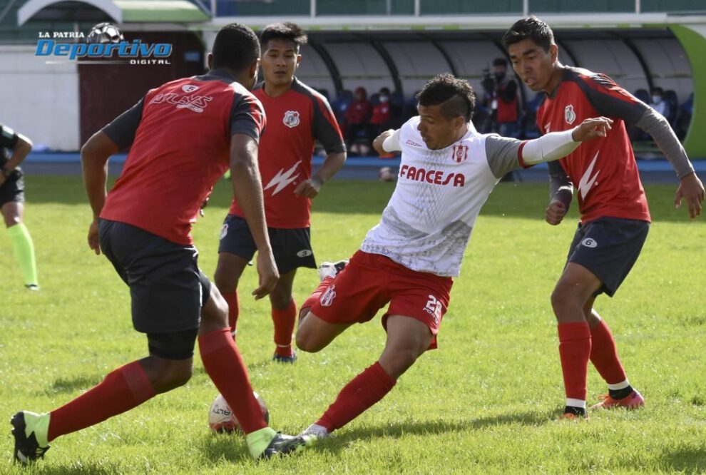 La acción del cotejo amistoso disputado en el estadio Víctor Agustín Ugarte entre Nacional Potosí e Independiente