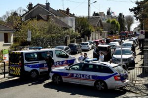 Madre arrestada en París tras encontrar a su hijo muerto en una maleta