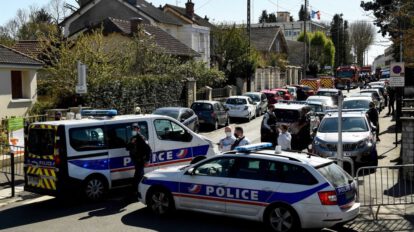 Madre arrestada en París tras encontrar a su hijo muerto en una maleta