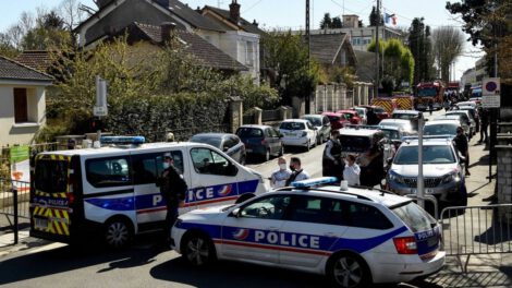 Madre arrestada en París tras encontrar a su hijo muerto en una maleta