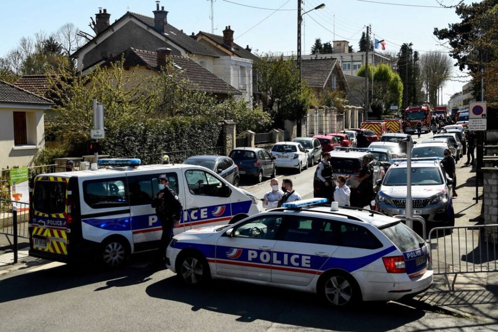 Madre arrestada en París tras encontrar a su hijo muerto en una maleta