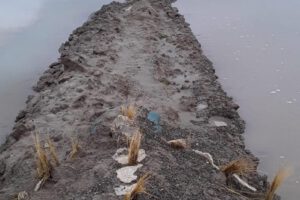 Desborde del río Lauca inunda principal camino de Chipaya
