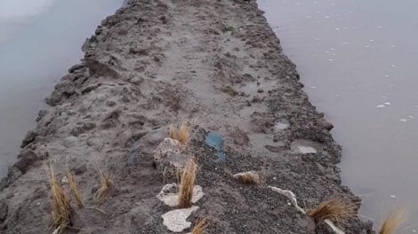 Desborde del río Lauca inunda principal camino de Chipaya
