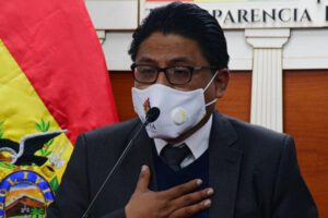 Protestas de mujeres contra violencia machista lideradas por el Ministro de Justicia, Iván Lima