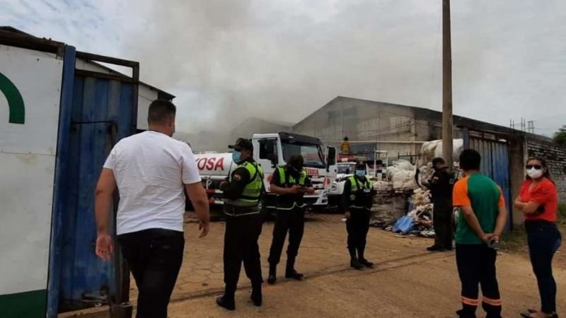 Incendio en fábrica de cartón cerca del Cambódromo