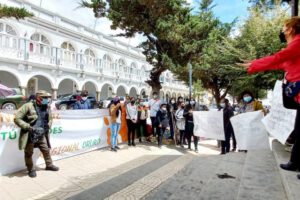 Marcha de activistas en Oruro cuestionando la justicia
