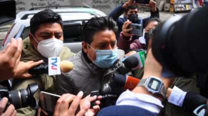 Santos Quispe sorprendido con bebidas alcohólicas en su despacho