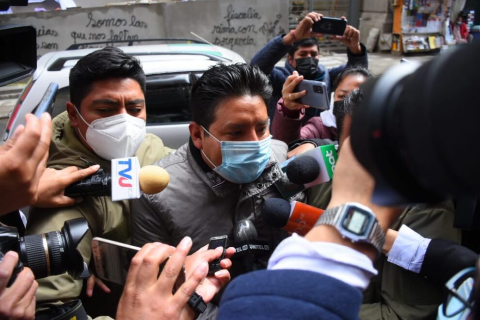 Santos Quispe sorprendido con bebidas alcohólicas en su despacho