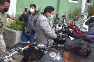 Santos Quispe afirma que la derecha colocó las bolsas con cerveza en su despacho